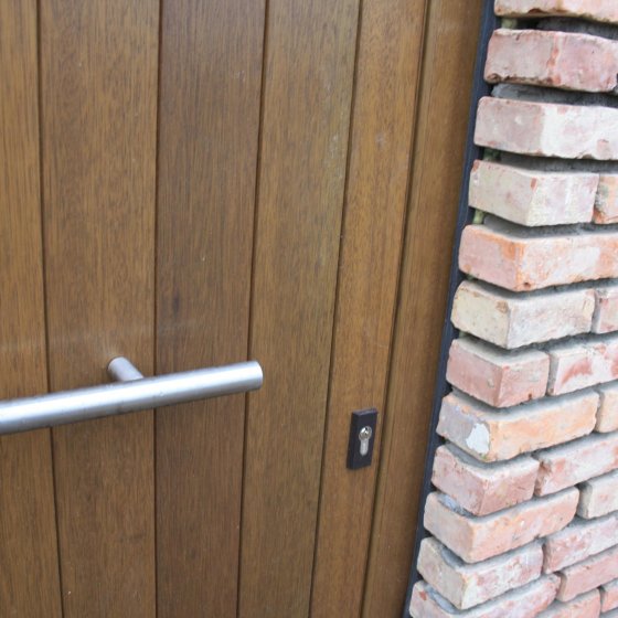 Houten voordeur - Houten voordeur met inox deurtrekker