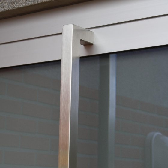 Inox deurtrekker - Inox deurtrekker op aluminium deur