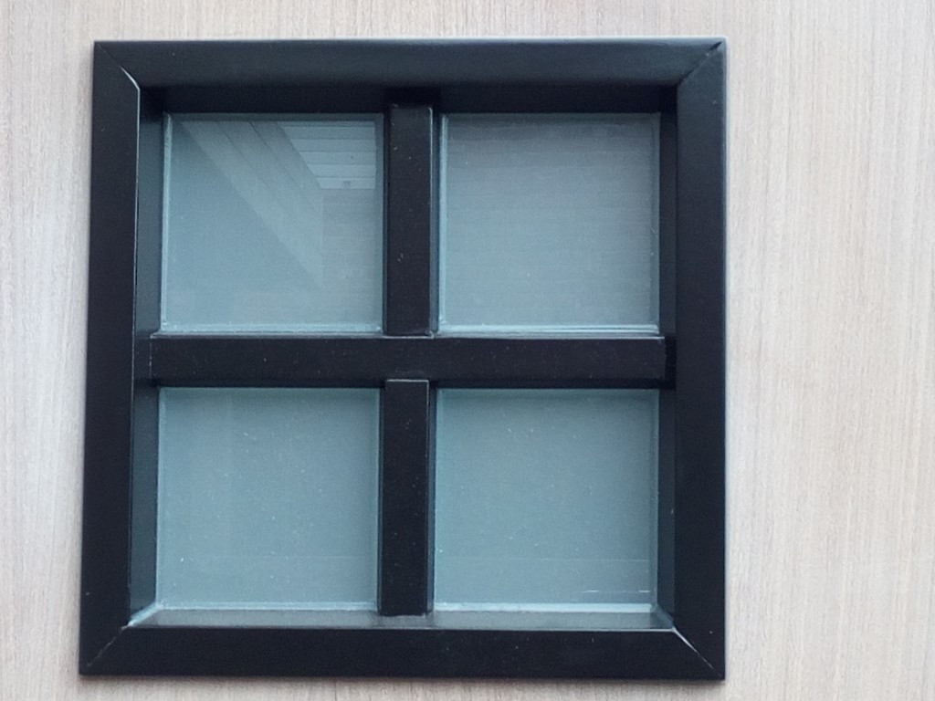 Houten deur met zwart raam