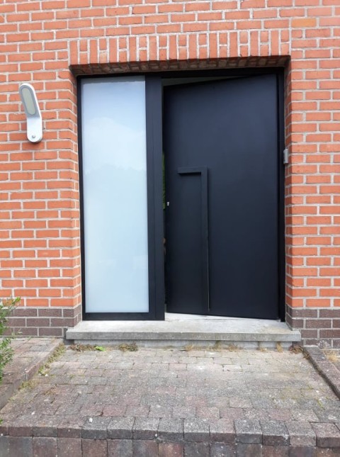 Zwarte alu strakke voordeur met zijlicht geplaatst in Bellegem