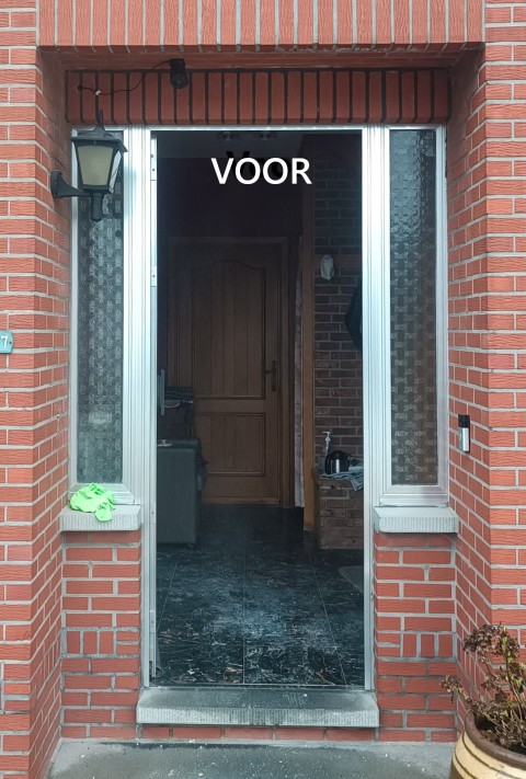 Klassiek PVC voordeur met smalle zijlichten door Winfera geplaatst