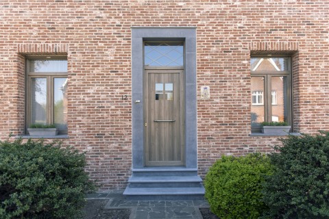 Zwarte PVC voordeur met melkglas en verticale trekker in Bilzen