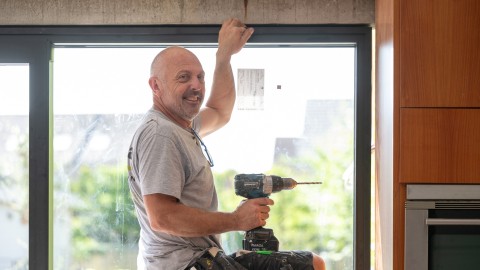 Frank plaatst aluminium in Kortrijk