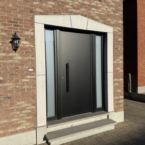 Winfera plaatste deze moderne zwarte deur met melkglas zijlichten