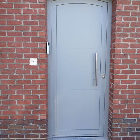 Deur PVC horizontale lijnen geplaatst door Winfera in Deerlijk