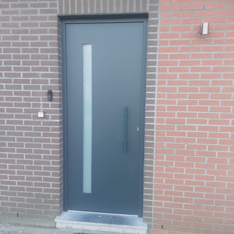 Antraciet voordeur vlak paneel met glas geplaatst door Winfera Tessenderlo
