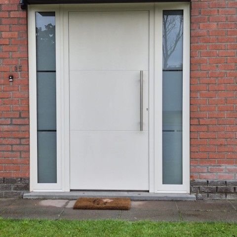 PVC inkomdeur centrum Kortrijk met doorlopende lijnen zijlicht