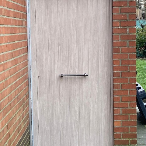 Super strakke zijdeur met imitatie hout verticale planchetten in Lendelede