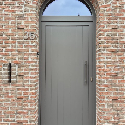 Eenvoudig grijze voordeur PVC verticale planchetten met vals halfrond bovenlicht