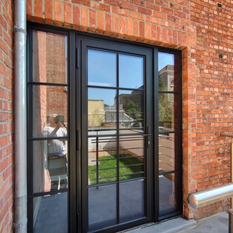 Zwart alu steellook inkomgeheel met opgekleefde verdelingen