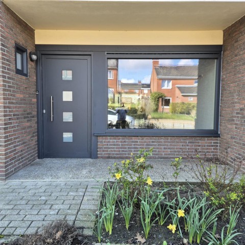 PVC deur grijs model 'Callu' van merk 'Frager' geplaatst in Zwevelgem