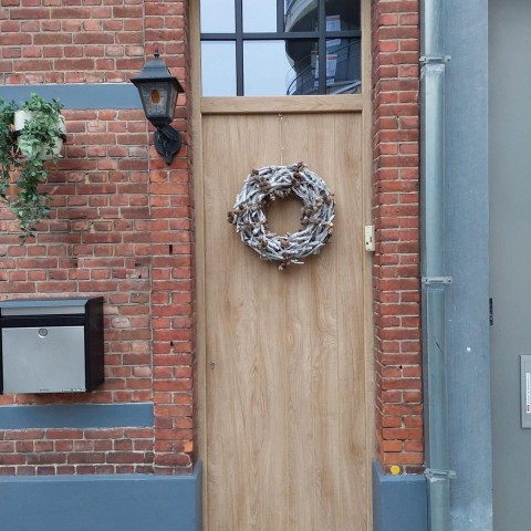 Gepersonaliseerde houtlook PVC inkomdeur met verticale lijnen opgekleefde kruishouten