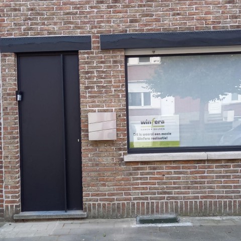 Strakke zwarte PVC deur in een klassieke woning