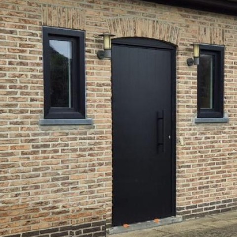 Zwarte moderne PVC voordeur in 'Hollandse stijl" met blokprofielen