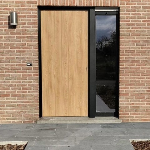 Eigentijdse PVC voordeur in houtimitatie en zware accenten, Ingelmunster
