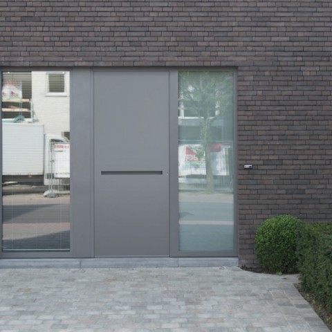 Bij Winfera keuze uit meer dan duizend voordeuren van "Frager"