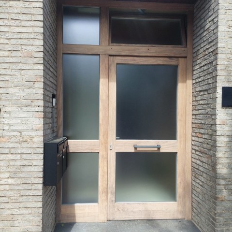 Klassiek houten inkom voor appartement in Limburg