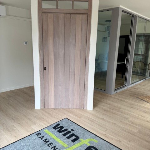 Showroomtopper: houten inkomdeur in Afromosia, puur vakmanschap