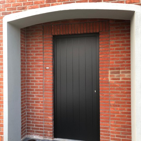 Tijdloze voordeur met verticale lijnen