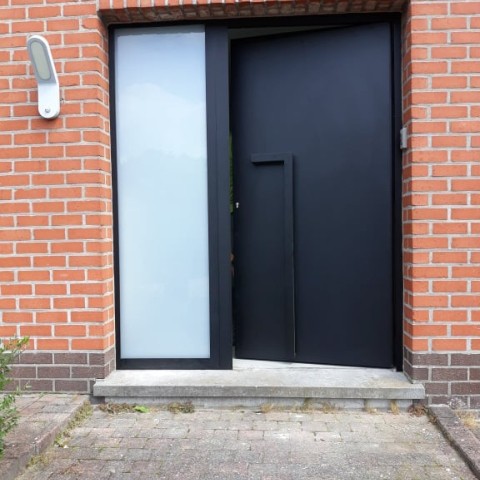 Strakke veilige inkomdeur met veel lichtinval, Winfera