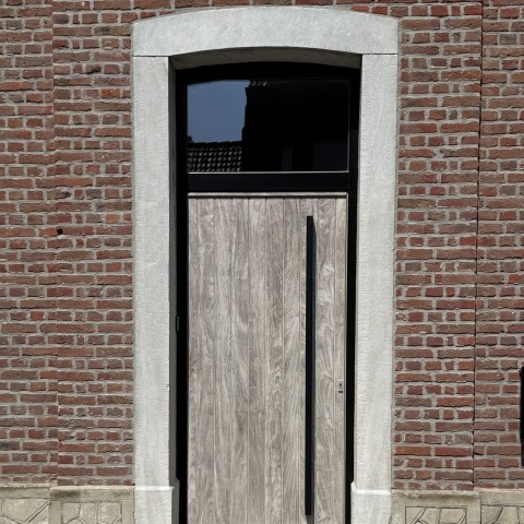 Houten voordeur met zwarte omkadering